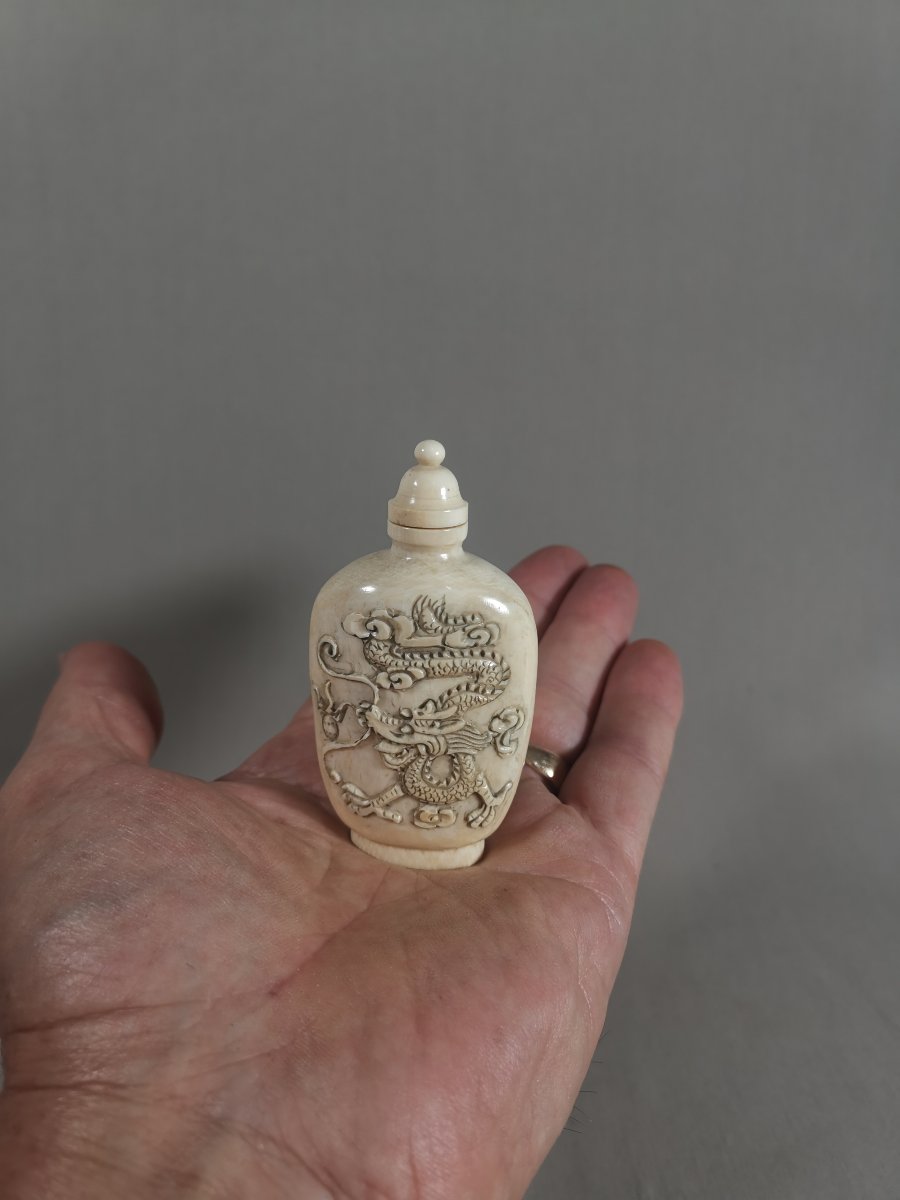 19th-century Snuff Bottle Decorated With Dragons And Phoenixes Amid Clouds -photo-3