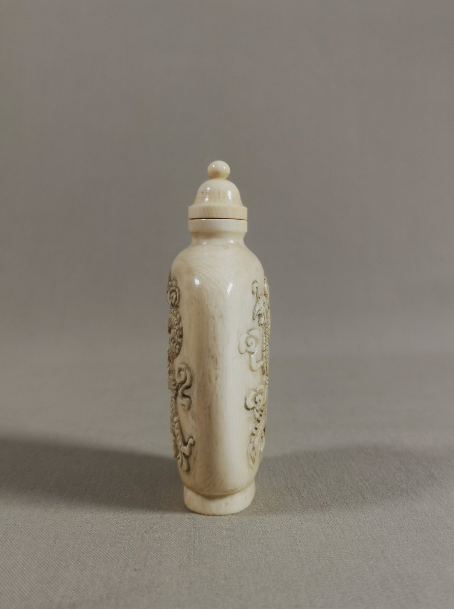 19th-century Snuff Bottle Decorated With Dragons And Phoenixes Amid Clouds -photo-1