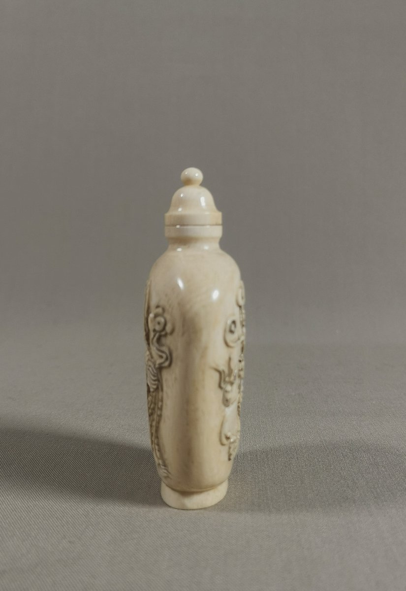 19th-century Snuff Bottle Decorated With Dragons And Phoenixes Amid Clouds -photo-2