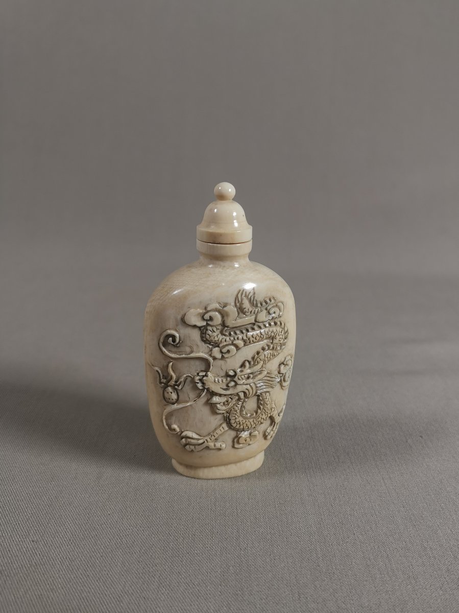 19th-century Snuff Bottle Decorated With Dragons And Phoenixes Amid Clouds -photo-4