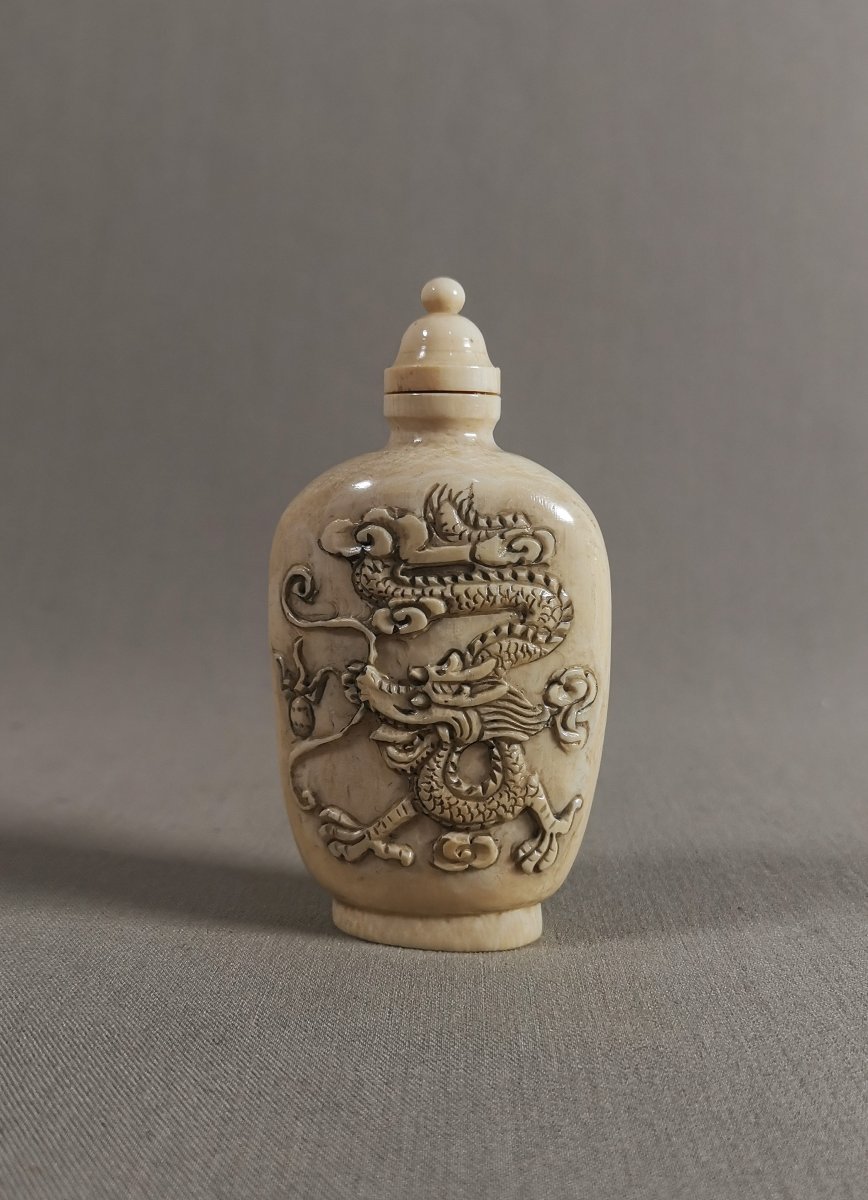 19th-century Snuff Bottle Decorated With Dragons And Phoenixes Amid Clouds 