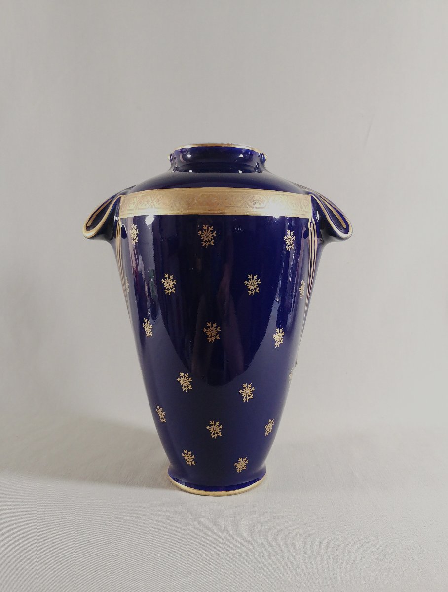 Limoges, vase Balustre en Porcelaine bleu de Four et Or, orné d'une Frise et Epaulements-photo-2