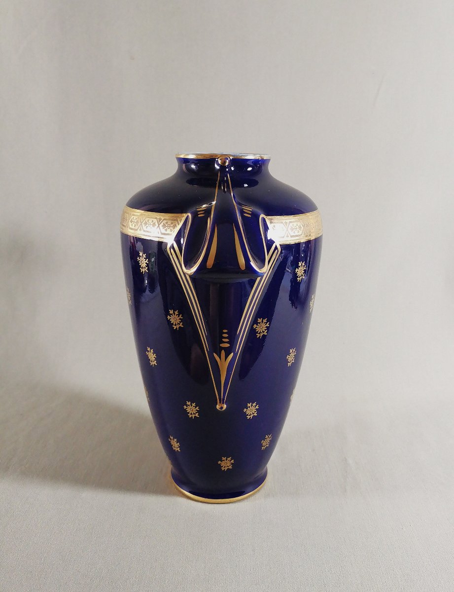 Limoges, vase Balustre en Porcelaine bleu de Four et Or, orné d'une Frise et Epaulements-photo-3