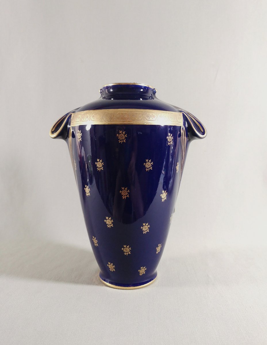 Limoges, vase Balustre en Porcelaine bleu de Four et Or, orné d'une Frise et Epaulements-photo-4
