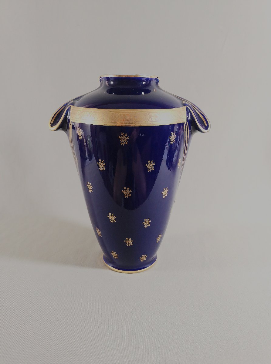 Limoges, vase Balustre en Porcelaine bleu de Four et Or, orné d'une Frise et Epaulements-photo-1