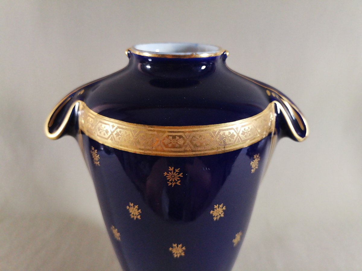 Limoges, vase Balustre en Porcelaine bleu de Four et Or, orné d'une Frise et Epaulements-photo-2