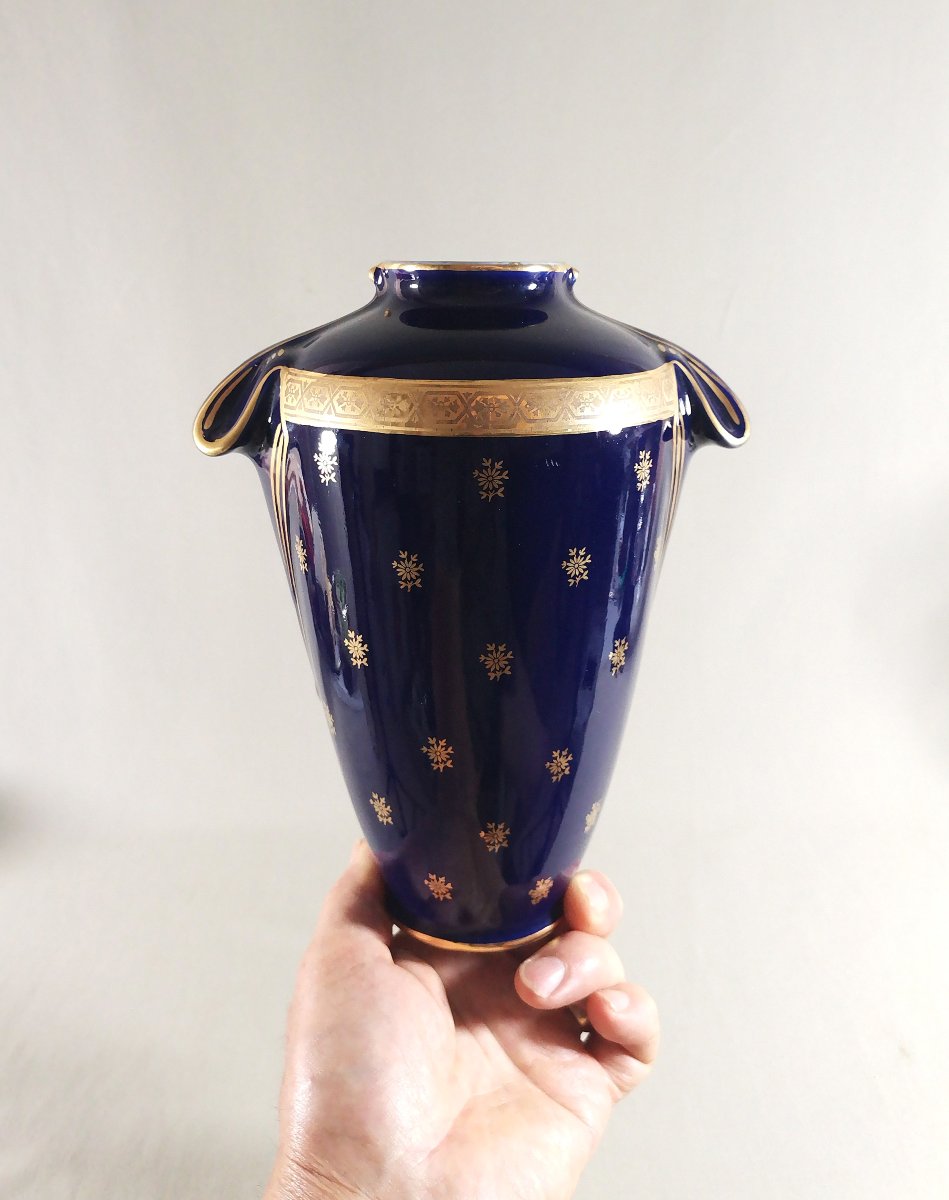 Limoges, vase Balustre en Porcelaine bleu de Four et Or, orné d'une Frise et Epaulements-photo-3