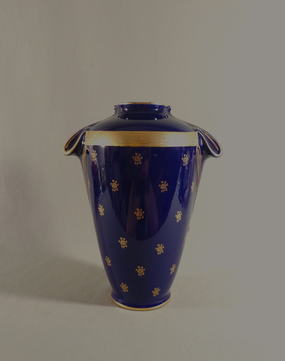 Limoges, vase Balustre en Porcelaine bleu de Four et Or, orné d'une Frise et Epaulements-photo-4