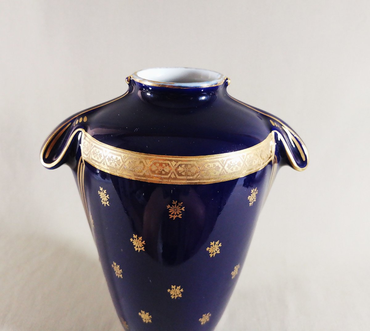 Limoges, vase Balustre en Porcelaine bleu de Four et Or, orné d'une Frise et Epaulements-photo-6