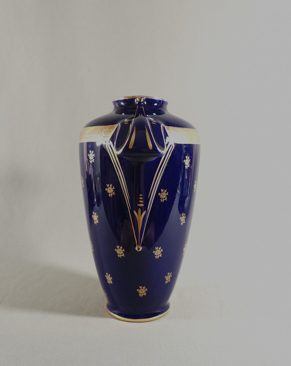 Limoges, vase Balustre en Porcelaine bleu de Four et Or, orné d'une Frise et Epaulements