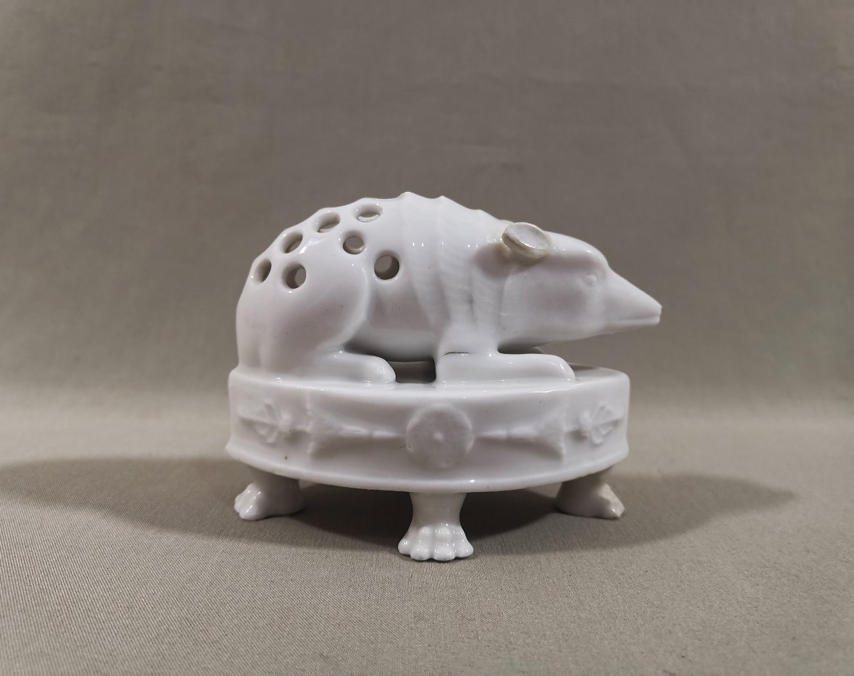 Porte Cure dents en Porcelaine de Paris Figurant un Porc-Epic,  Epoque Premier Empire