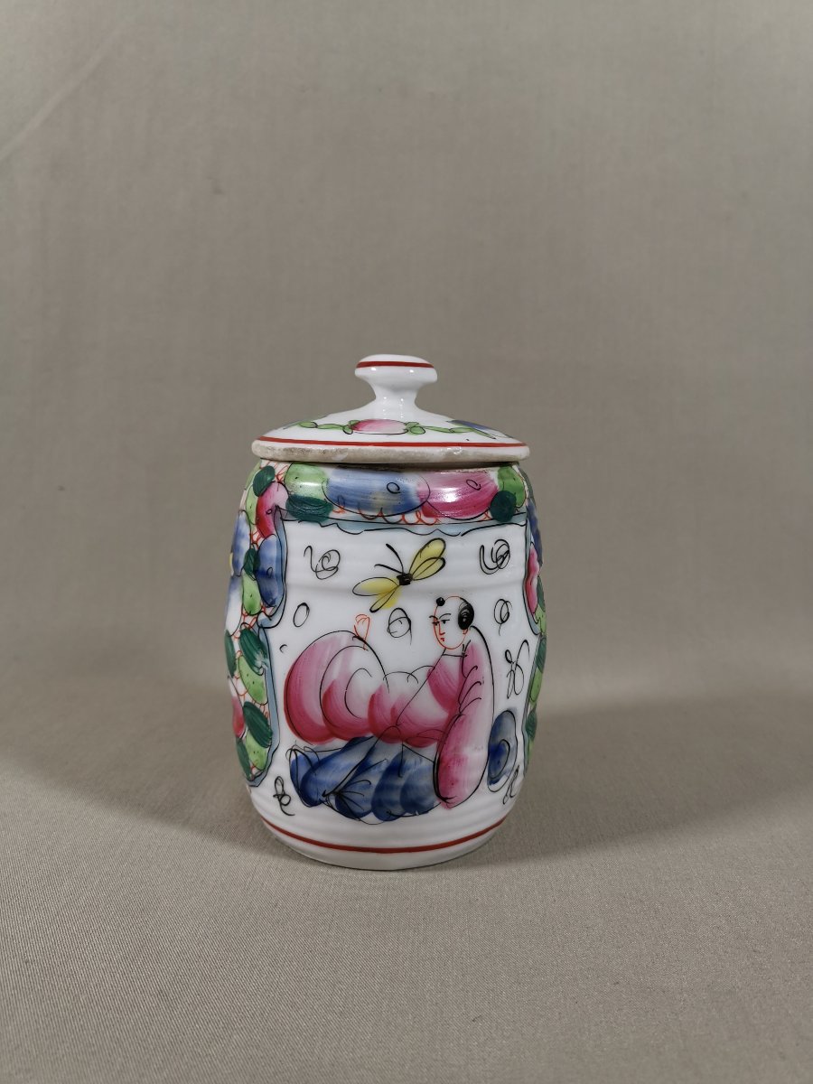 Porcelaine de Bayeux, Pot couvert de Forme Barrique, Période François Gosse, Décor aux Chinois
