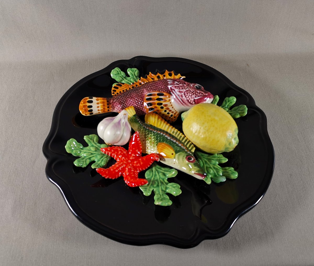 Vallauris Plat Trompe l'oeil, en Majolique ou Barbotine, Poissons et Fruits de Mer, vers 1950-photo-4