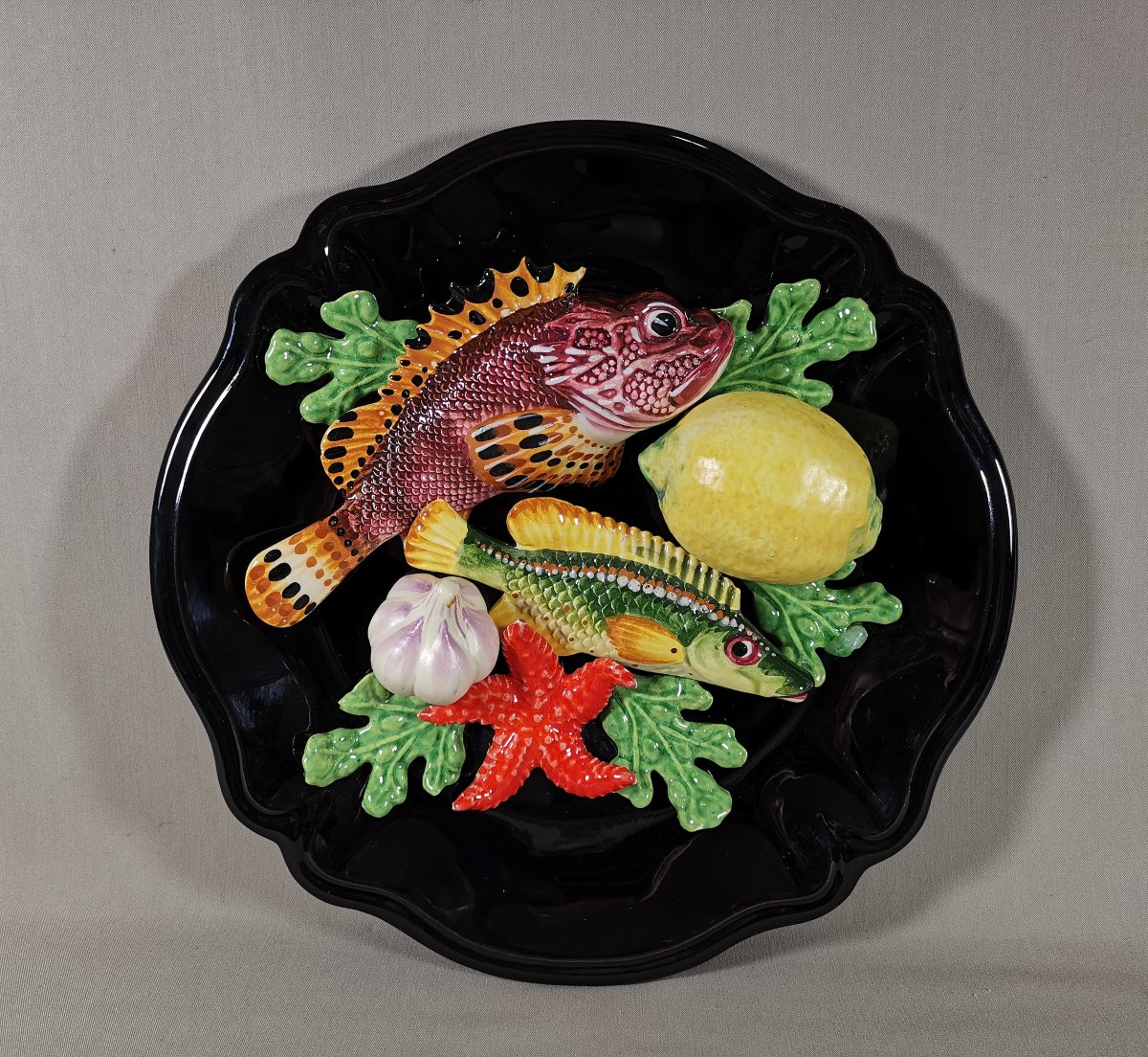 Vallauris Plat Trompe l'oeil, en Majolique ou Barbotine, Poissons et Fruits de Mer, vers 1950-photo-5
