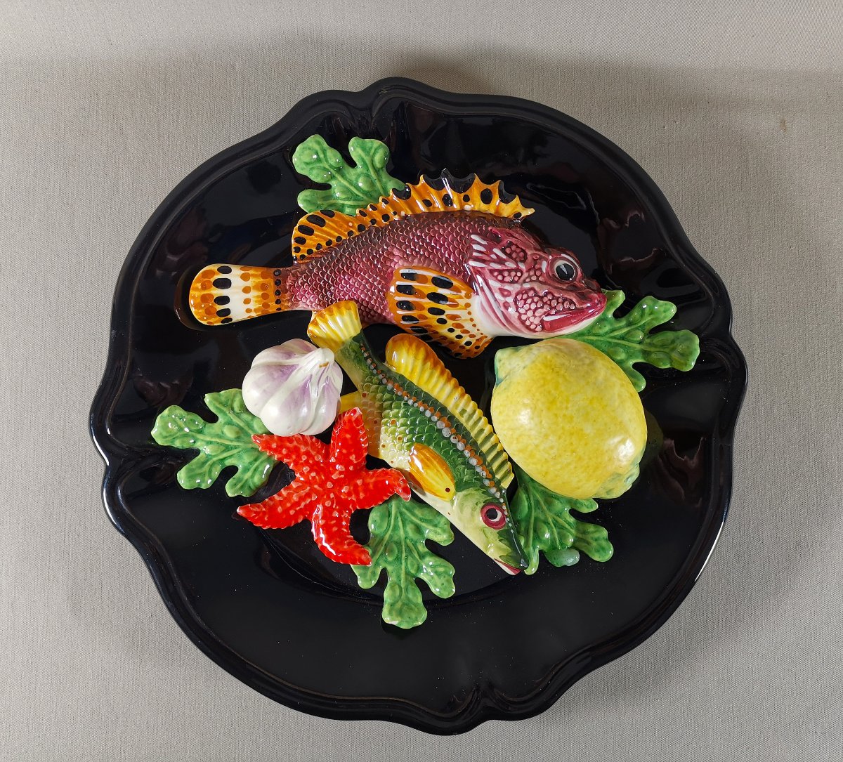 Vallauris Plat Trompe l'oeil, en Majolique ou Barbotine, Poissons et Fruits de Mer, vers 1950