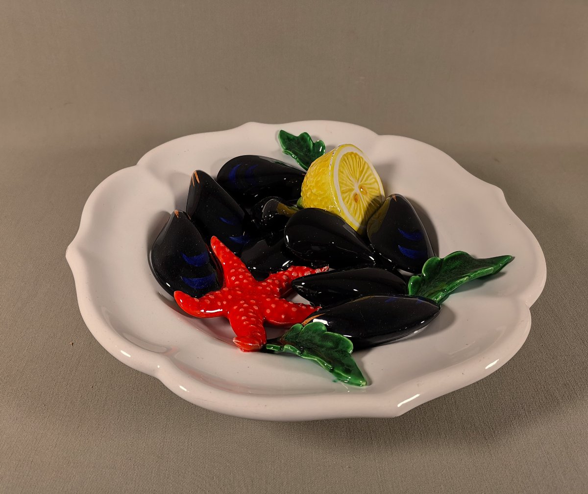 Vallauris Assiette Trompe l'oeil, Majolique ou Barbotine, Moules et Etoile de Mer, vers 1950-photo-2