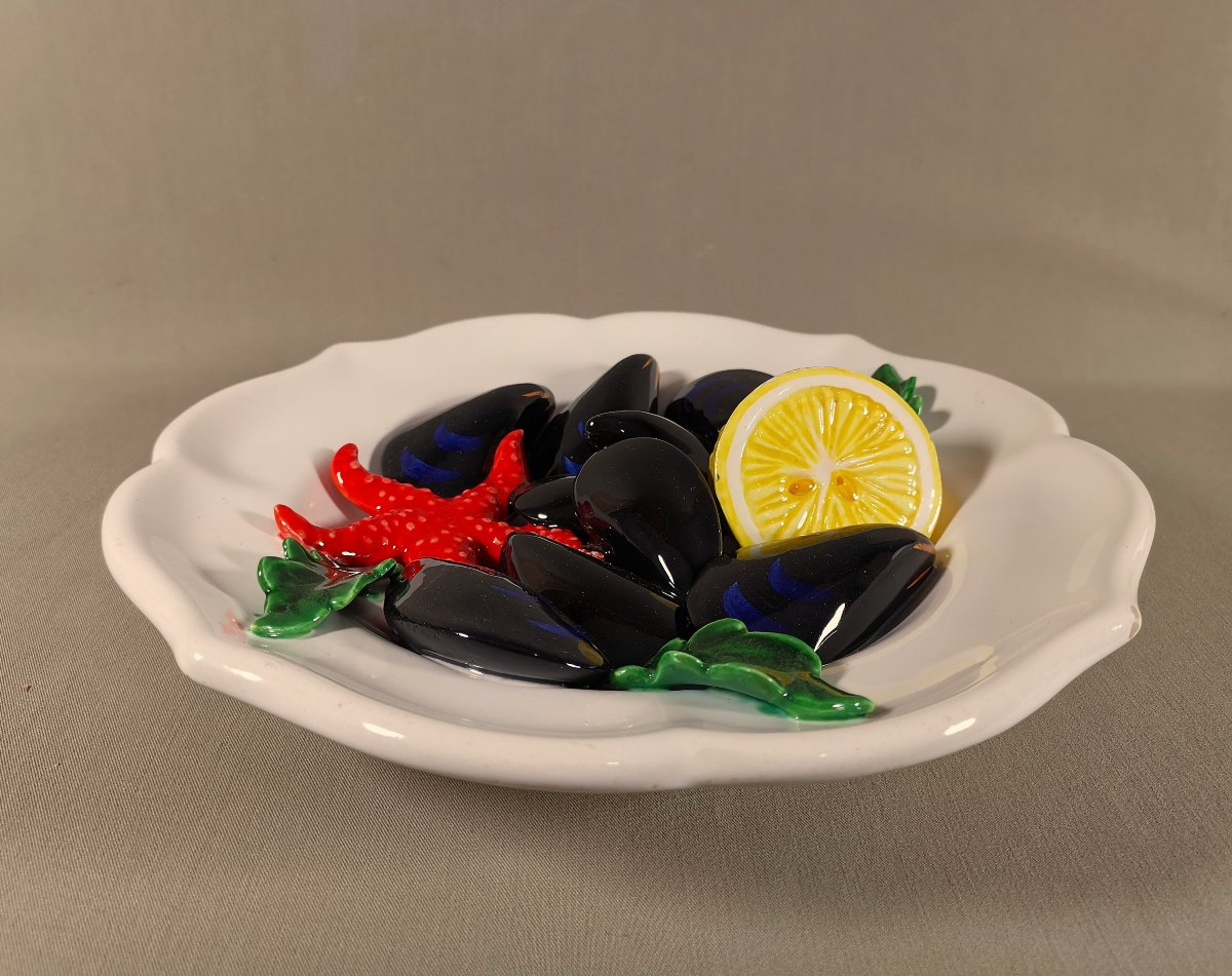 Vallauris Assiette Trompe l'oeil, Majolique ou Barbotine, Moules et Etoile de Mer, vers 1950-photo-3