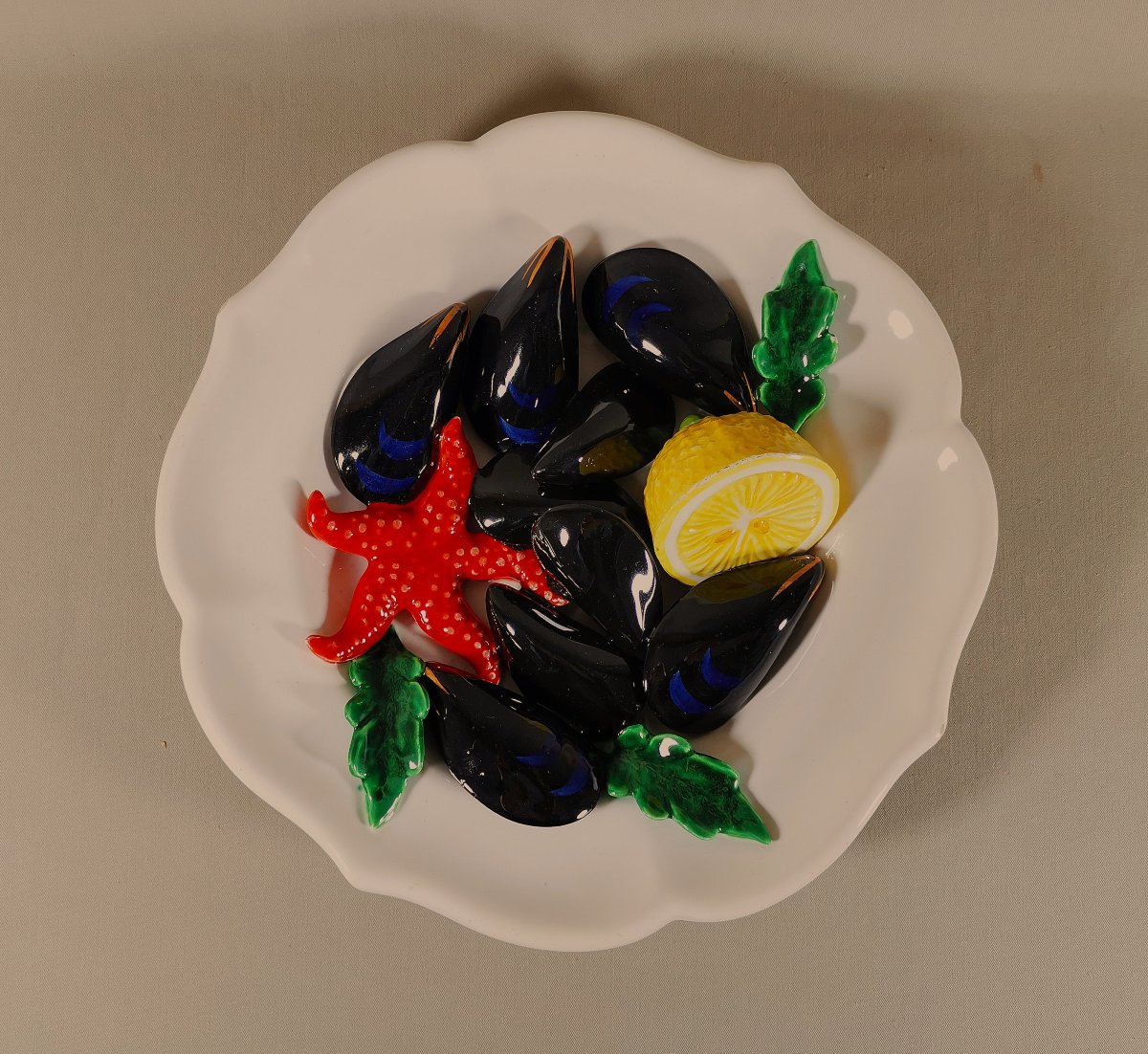 Vallauris Assiette Trompe l'oeil, Majolique ou Barbotine, Moules et Etoile de Mer, vers 1950-photo-1