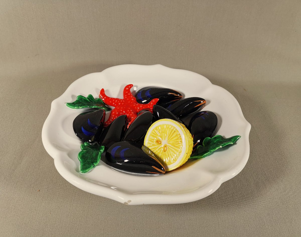 Vallauris Assiette Trompe l'oeil, Majolique ou Barbotine, Moules et Etoile de Mer, vers 1950-photo-2