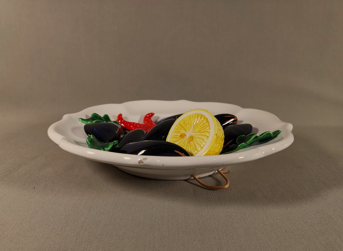Vallauris Assiette Trompe l'oeil, Majolique ou Barbotine, Moules et Etoile de Mer, vers 1950-photo-3