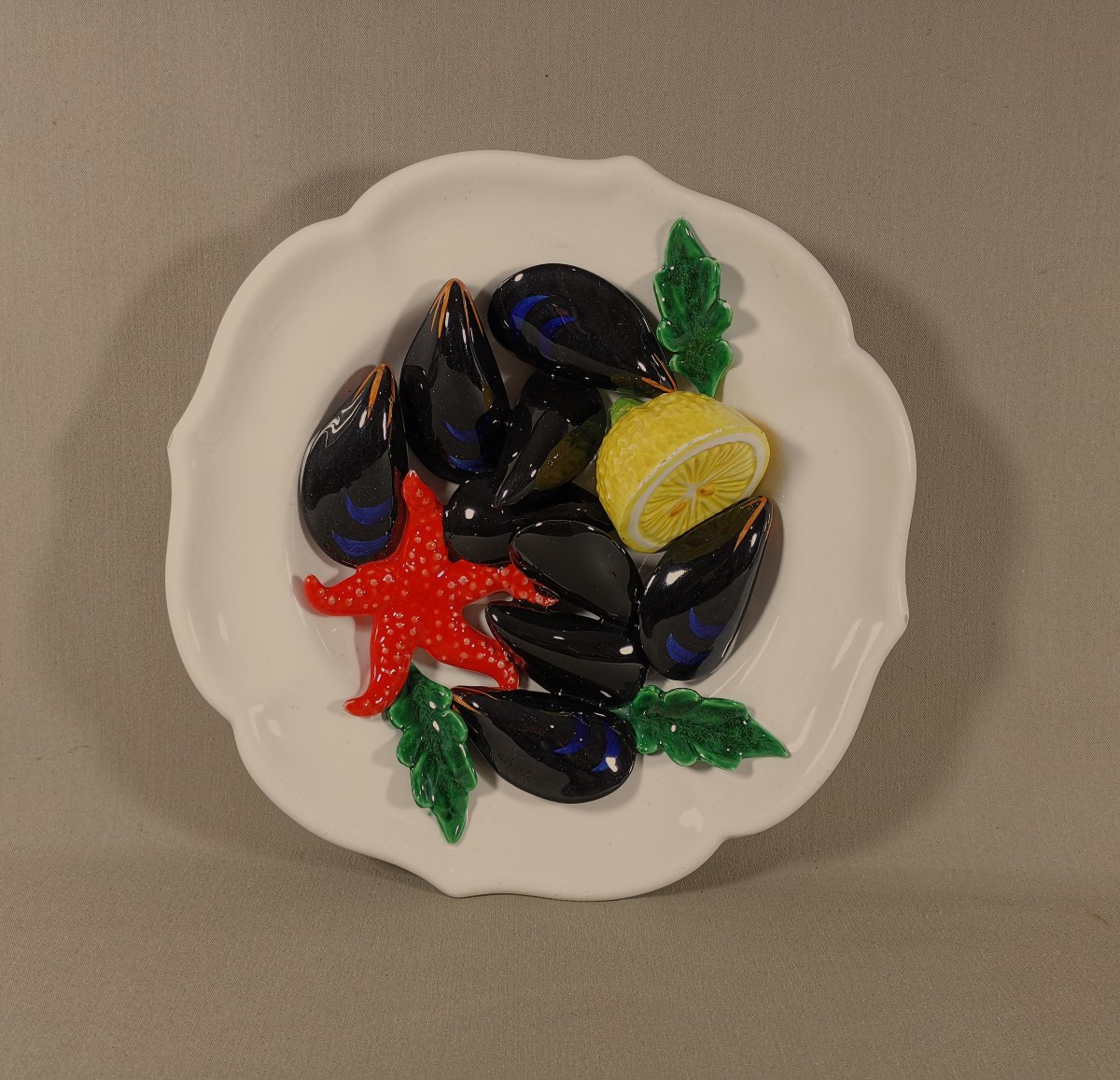 Vallauris Assiette Trompe l'oeil, Majolique ou Barbotine, Moules et Etoile de Mer, vers 1950-photo-4