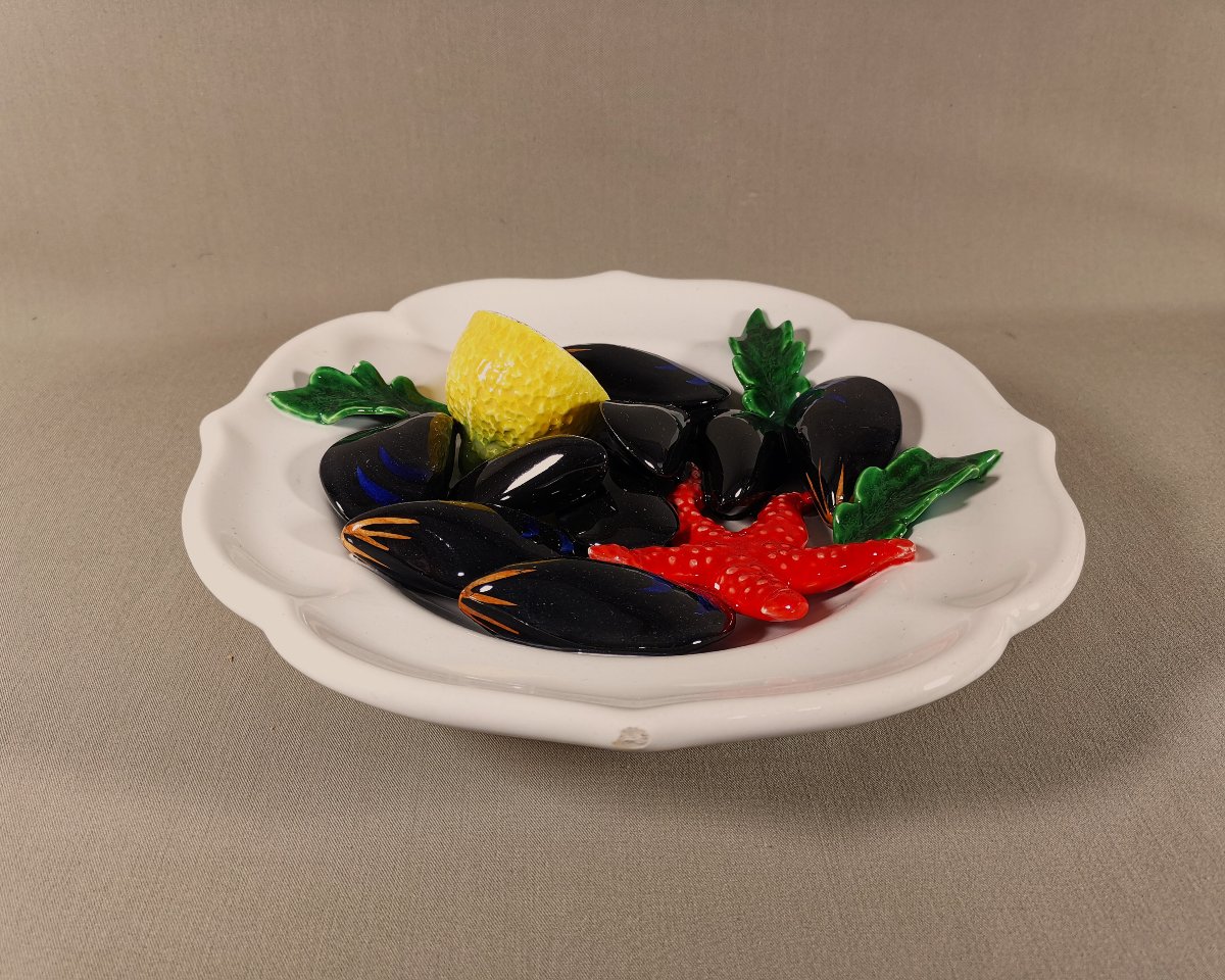 Vallauris Assiette Trompe l'oeil, Majolique ou Barbotine, Moules et Etoile de Mer, vers 1950