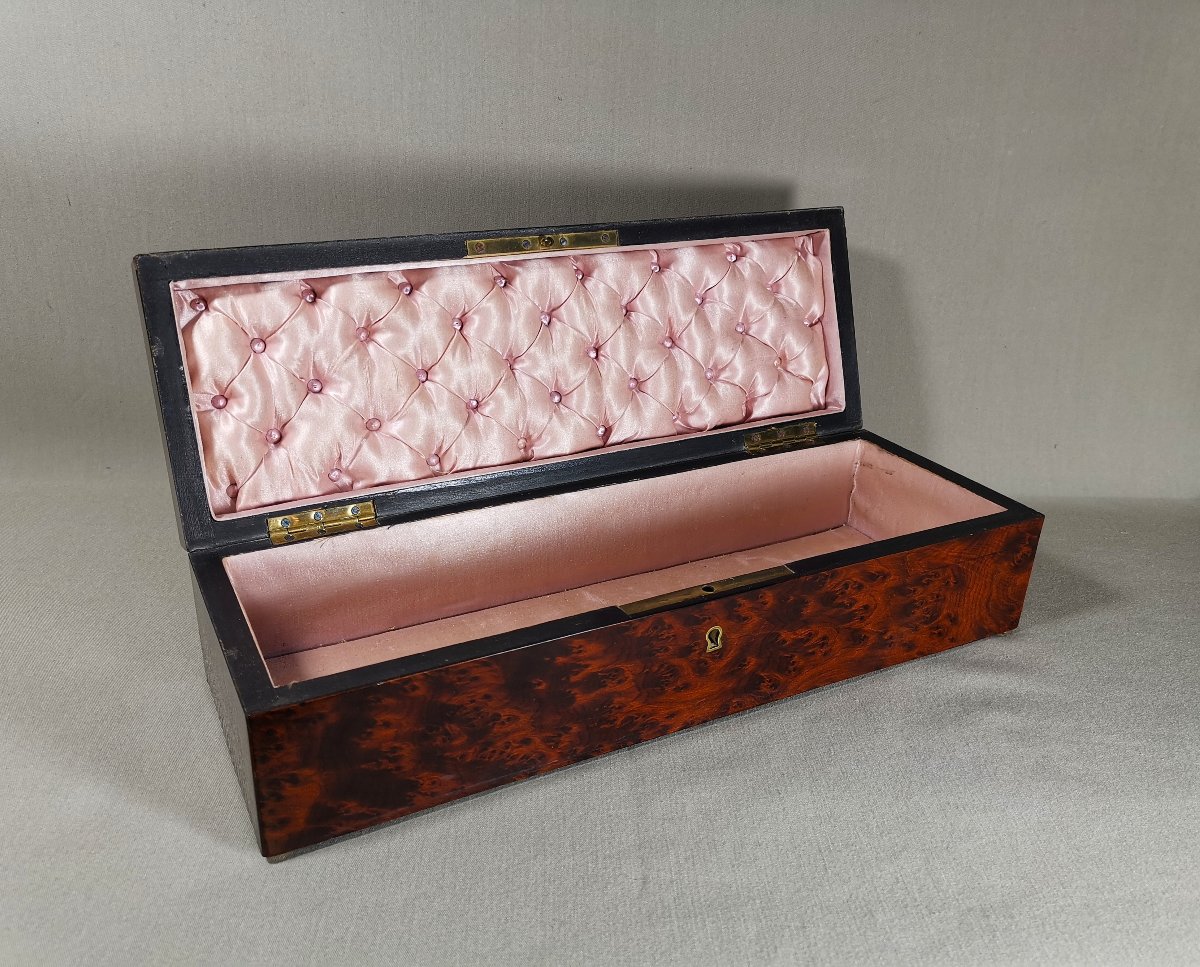 Coffret ou Boîte à Gants du XIXe, Napoléon III, Loupe de Thuyas, laiton, Capitonnage soie Rose