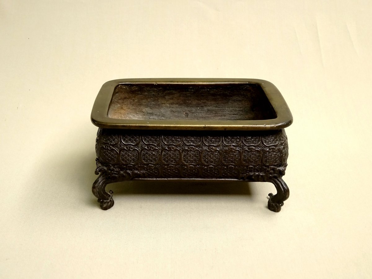 China Old Perfum Burner Or Jardiniere In Bronze Decoration To Heads Of Sceptres Ruyi And Scale-photo-3