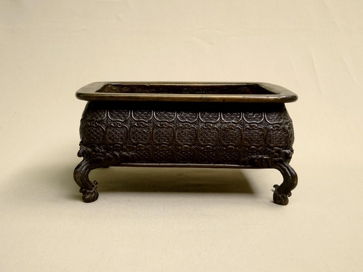 China Old Perfum Burner Or Jardiniere In Bronze Decoration To Heads Of Sceptres Ruyi And Scale-photo-4