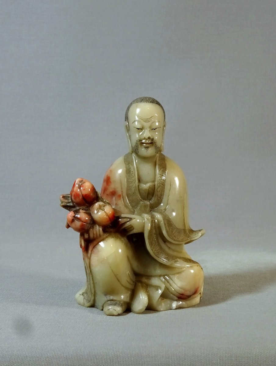 Chine XVIIIeme, Dynastie Qing, Période Qianlong, Luohan Statuette en Stéatite de Couleur Gris Vert Céladonné Infusé de Cramoisi