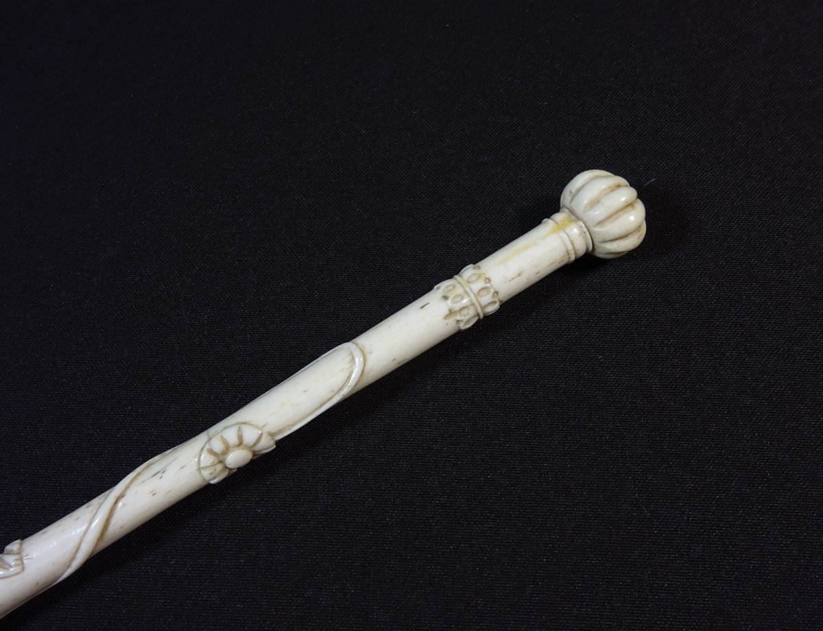 XIXth Century Bone Umbrella Handle With  Decor Sculpted Of Flowers, Foliage, And Pommel Forming A Flattened, Ribbed Sphere-photo-4