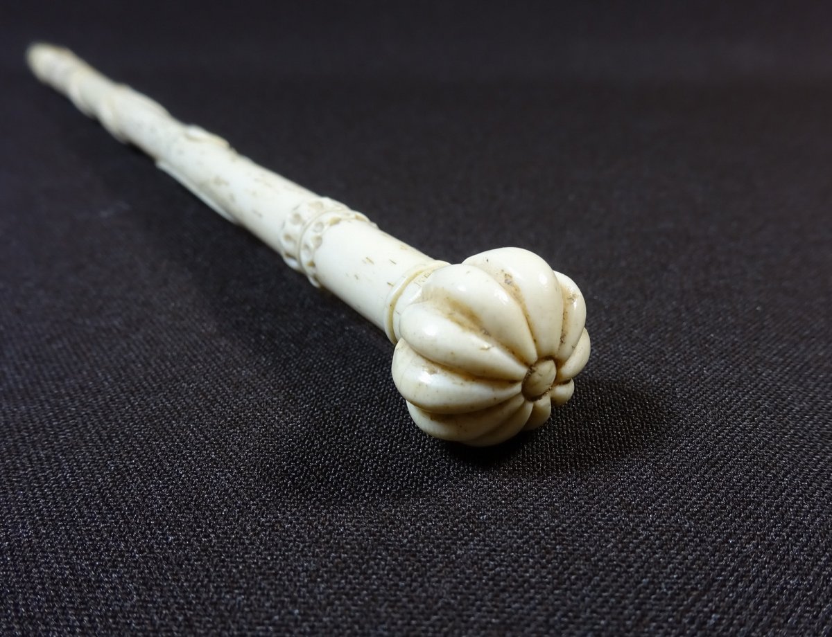 XIXth Century Bone Umbrella Handle With  Decor Sculpted Of Flowers, Foliage, And Pommel Forming A Flattened, Ribbed Sphere-photo-3