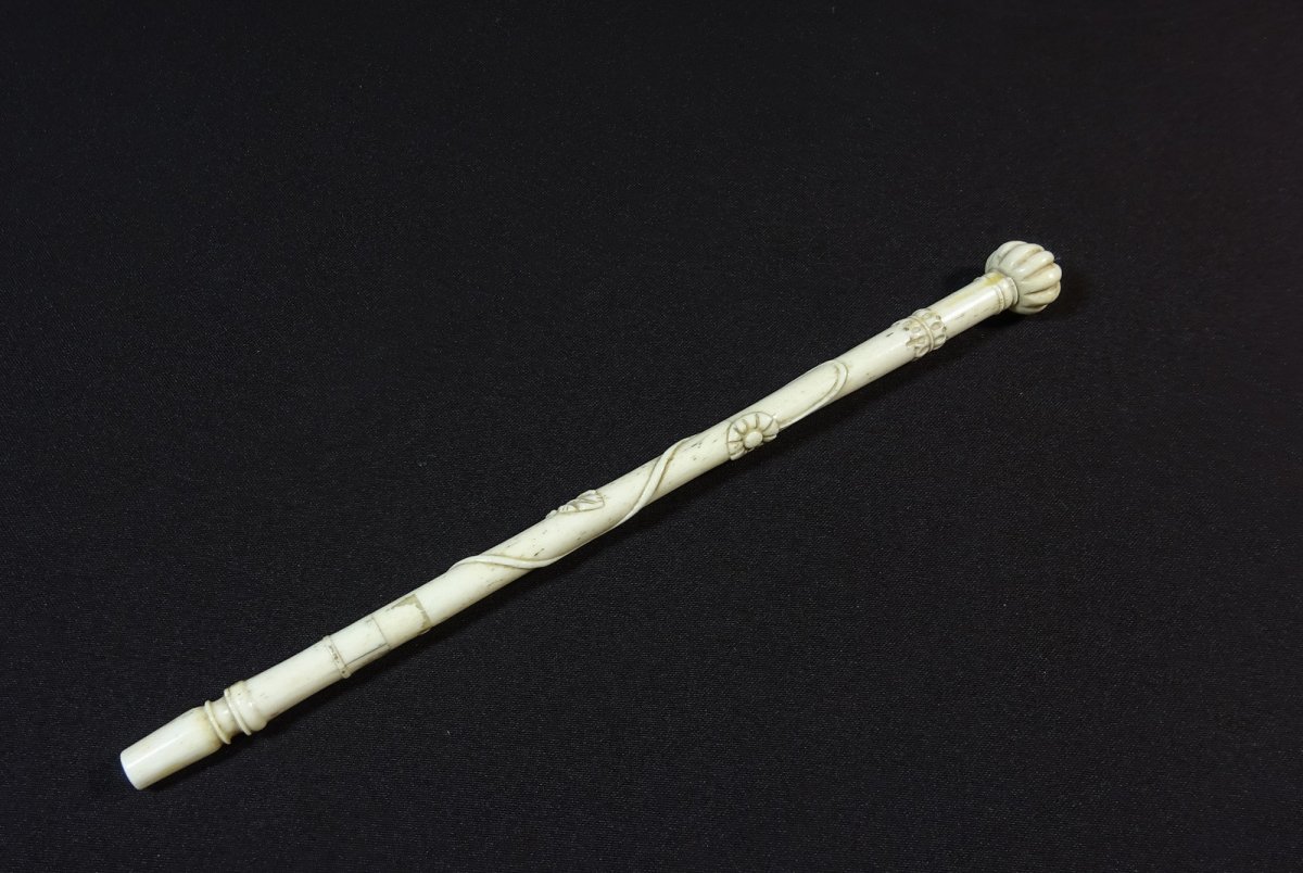 XIXth Century Bone Umbrella Handle With  Decor Sculpted Of Flowers, Foliage, And Pommel Forming A Flattened, Ribbed Sphere