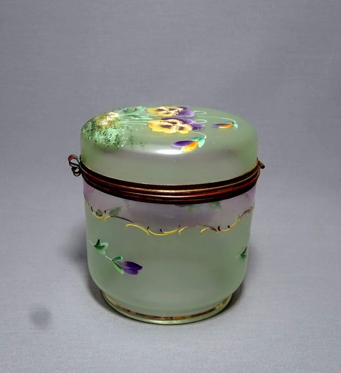 Boîte à Biscuits Ou à Bonbons Epoque Art Nouveau  en Verre Soufflé et Emaillé d'un Décor de Fleurs, des Pensées-photo-1