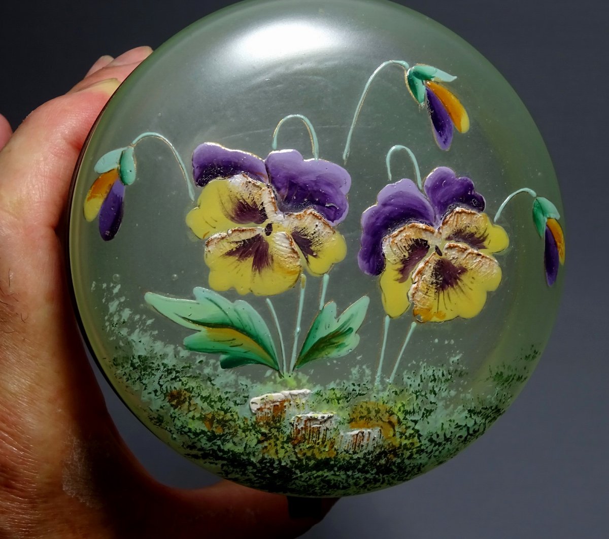 Boîte à Biscuits Ou à Bonbons Epoque Art Nouveau  en Verre Soufflé et Emaillé d'un Décor de Fleurs, des Pensées-photo-3