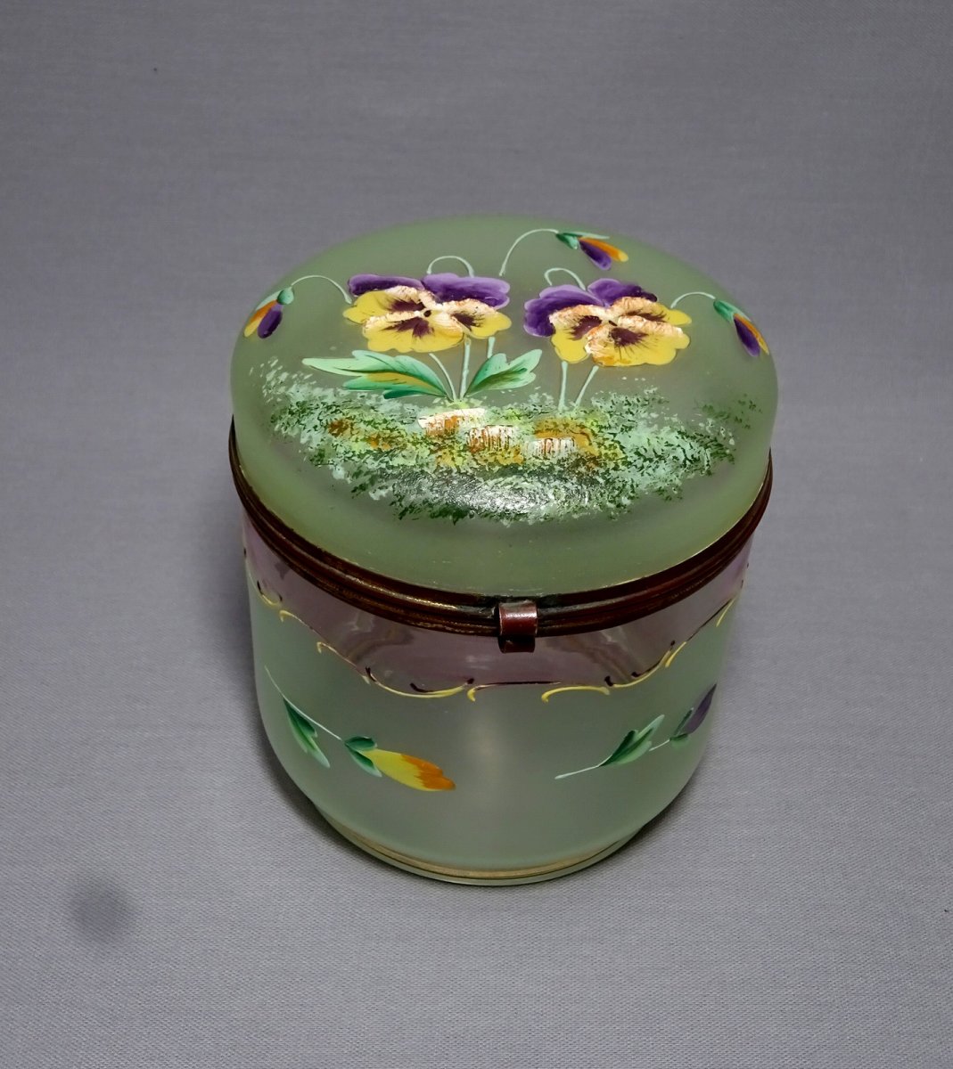 Boîte à Biscuits Ou à Bonbons Epoque Art Nouveau  en Verre Soufflé et Emaillé d'un Décor de Fleurs, des Pensées