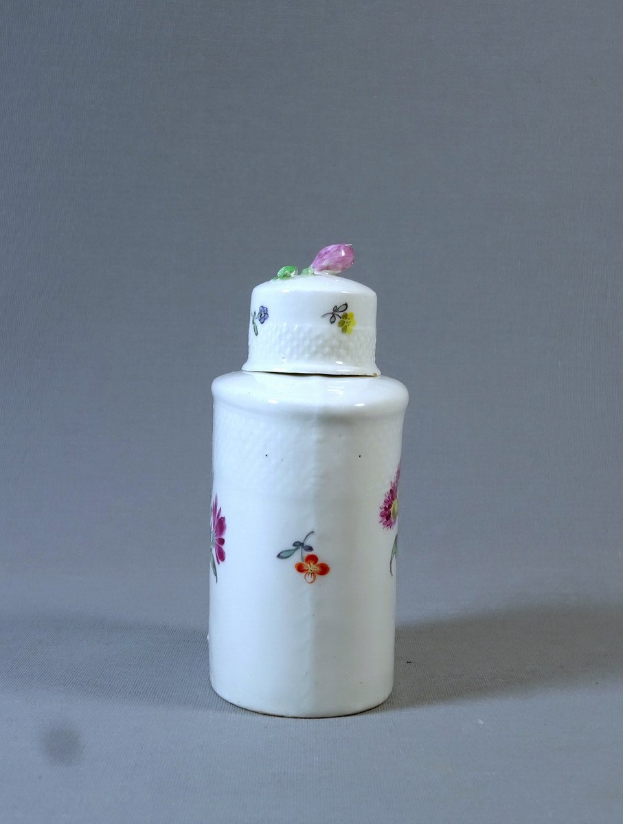 Villeroy Mennecy XVIIIth Century, Soft Porcelain Flask Or Tea Box With Floral Decor Painted With Bouquets Of Flowers-photo-3