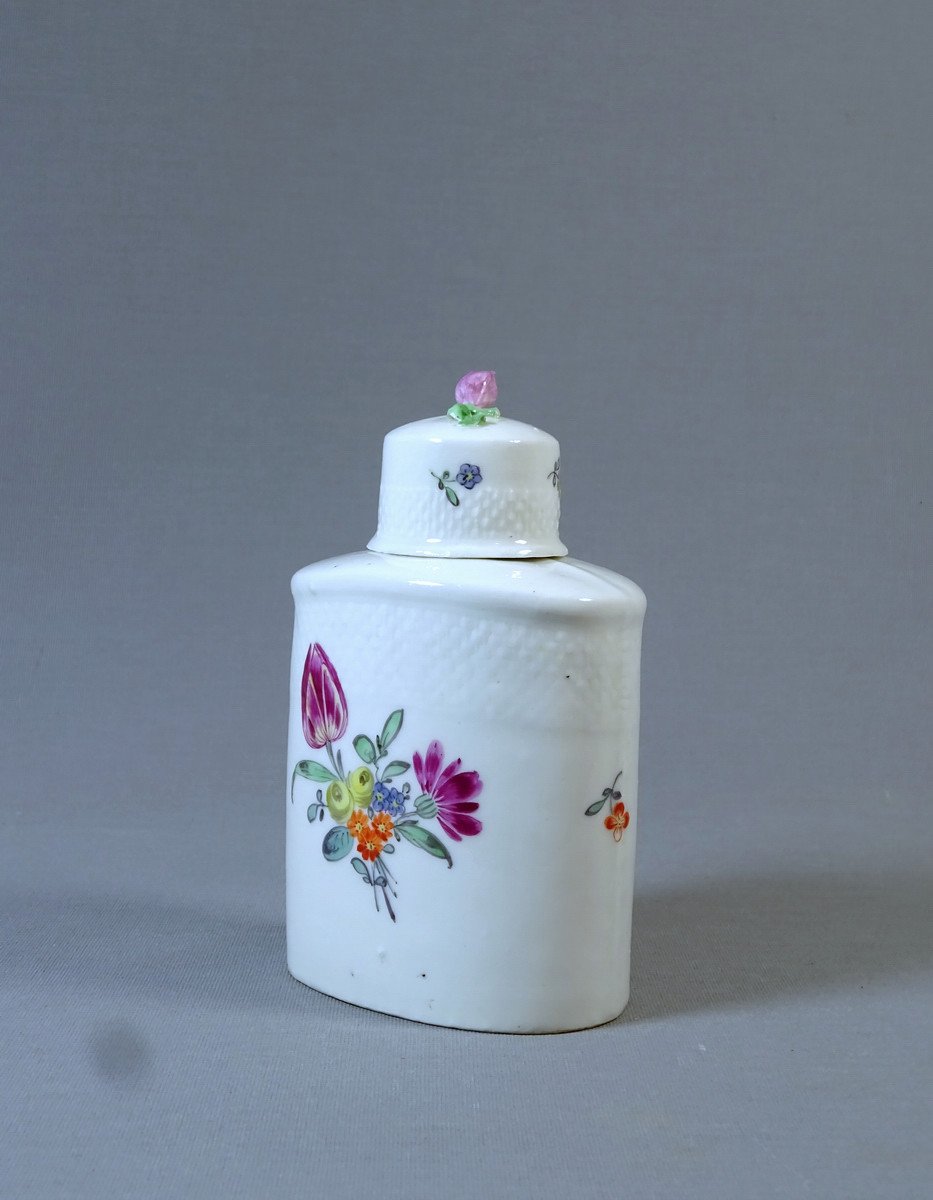 Villeroy Mennecy XVIIIth Century, Soft Porcelain Flask Or Tea Box With Floral Decor Painted With Bouquets Of Flowers-photo-4