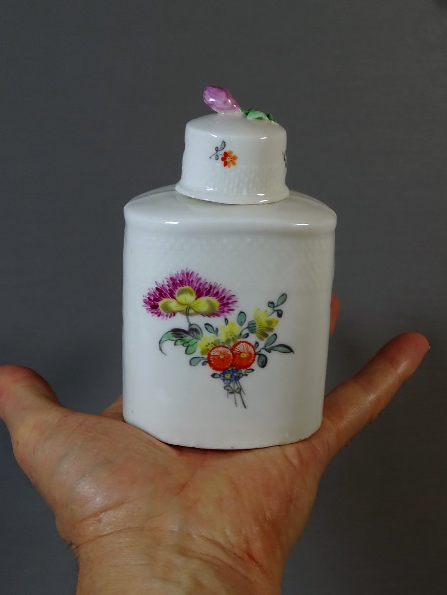 Villeroy Mennecy XVIIIth Century, Soft Porcelain Flask Or Tea Box With Floral Decor Painted With Bouquets Of Flowers-photo-6