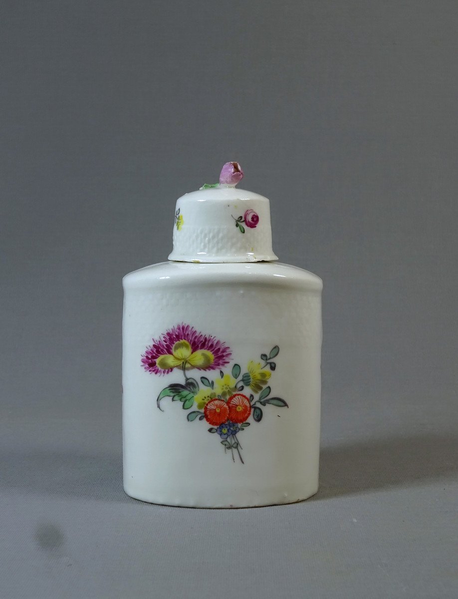 Villeroy Mennecy XVIIIth Century, Soft Porcelain Flask Or Tea Box With Floral Decor Painted With Bouquets Of Flowers