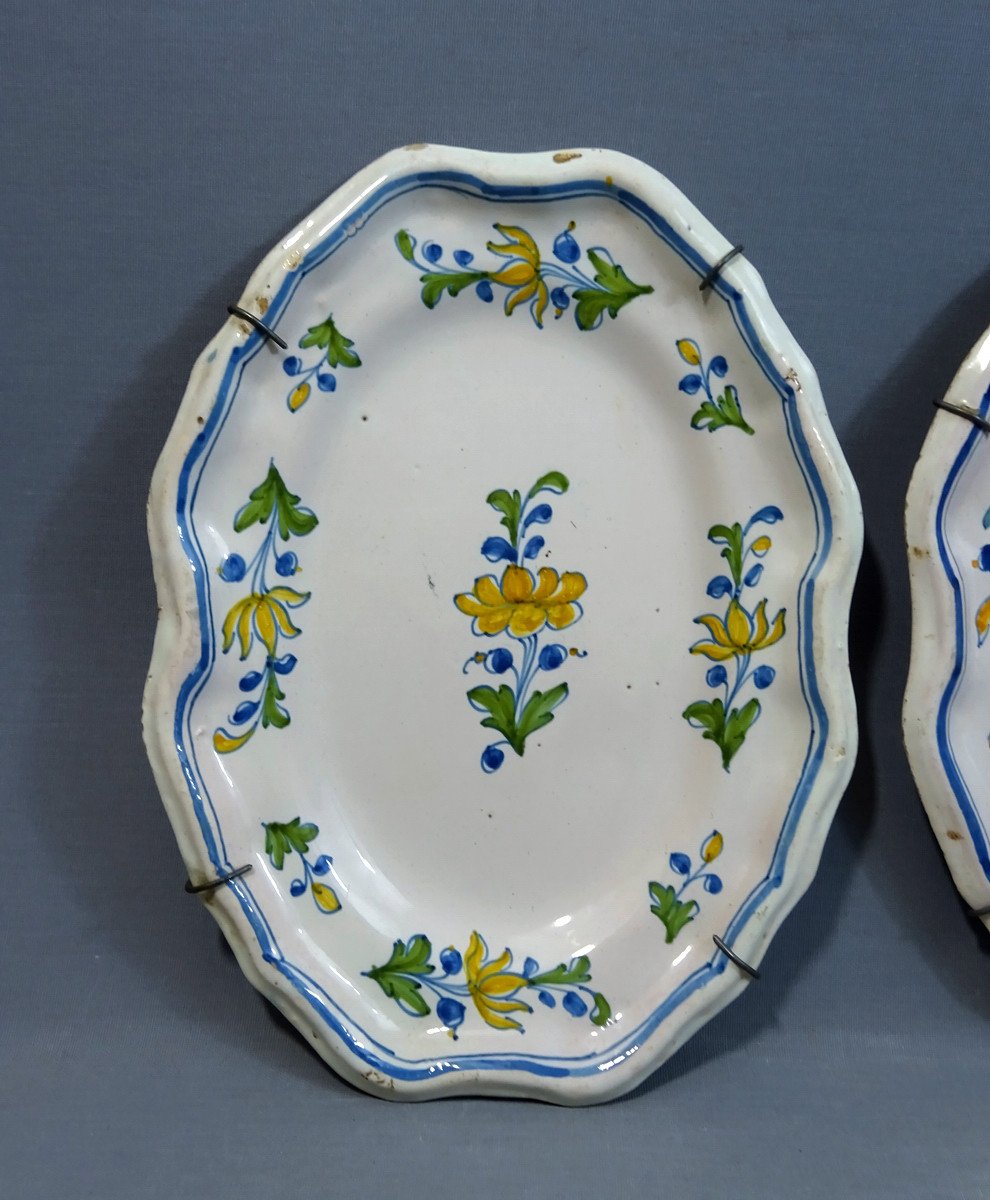 18th Century Pair Of Oval Dishes With Contoured Edge In Earthenware From South West France With Flower Decor-photo-2