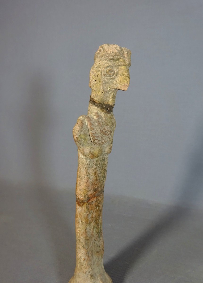 Statuette Anthropomorphe Stylisée à Bec d'Oiseau, Parée d'un Collier. Art Syro-hittite, Fin du IIe-Début du IIIe millénaire av. J.-C.-photo-1