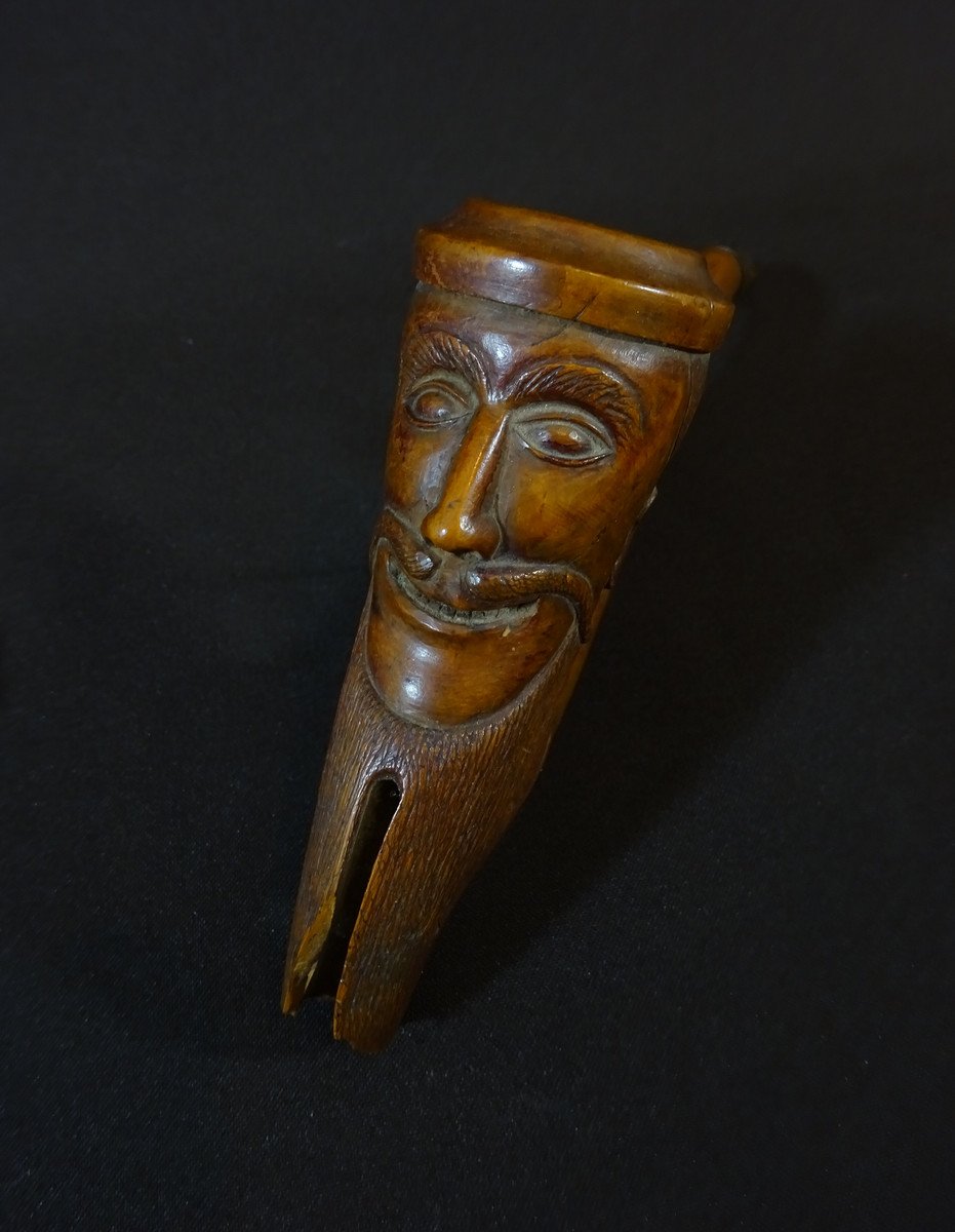 Pipe du XVIIIeme Siècle en Bois Finement Sculpté, le Fourneau Figurant un Homme Barbu & Moustachu Grimaçant-photo-3