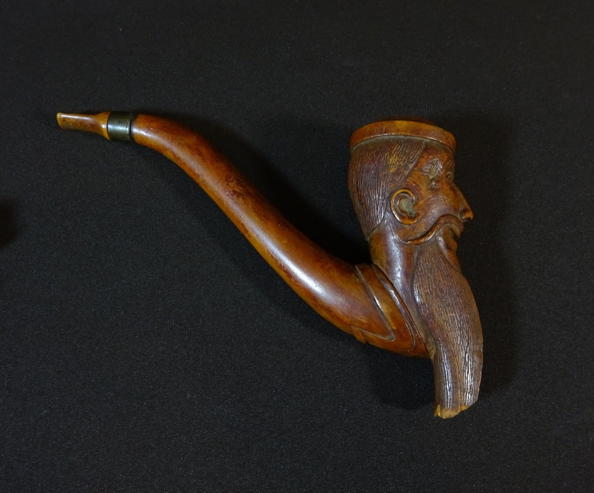 Pipe du XVIIIeme Siècle en Bois Finement Sculpté, le Fourneau Figurant un Homme Barbu & Moustachu Grimaçant