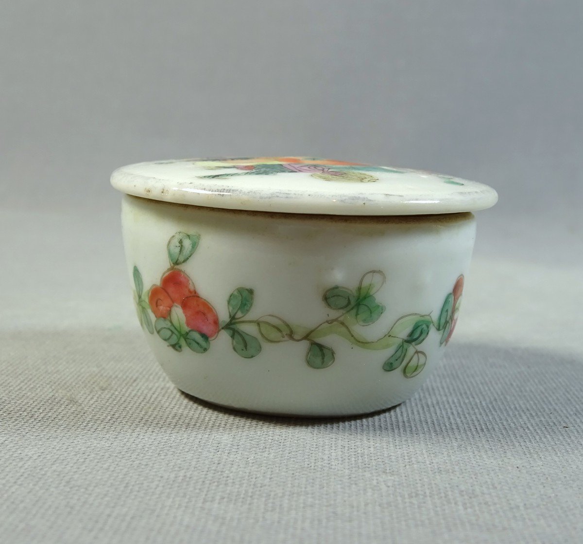 Chine XIXeme Siècle, Petit Pot à Onguents ou à Fard en Porcelaine, Orné de Personnages, Chimère et Guirlande Florale-photo-3