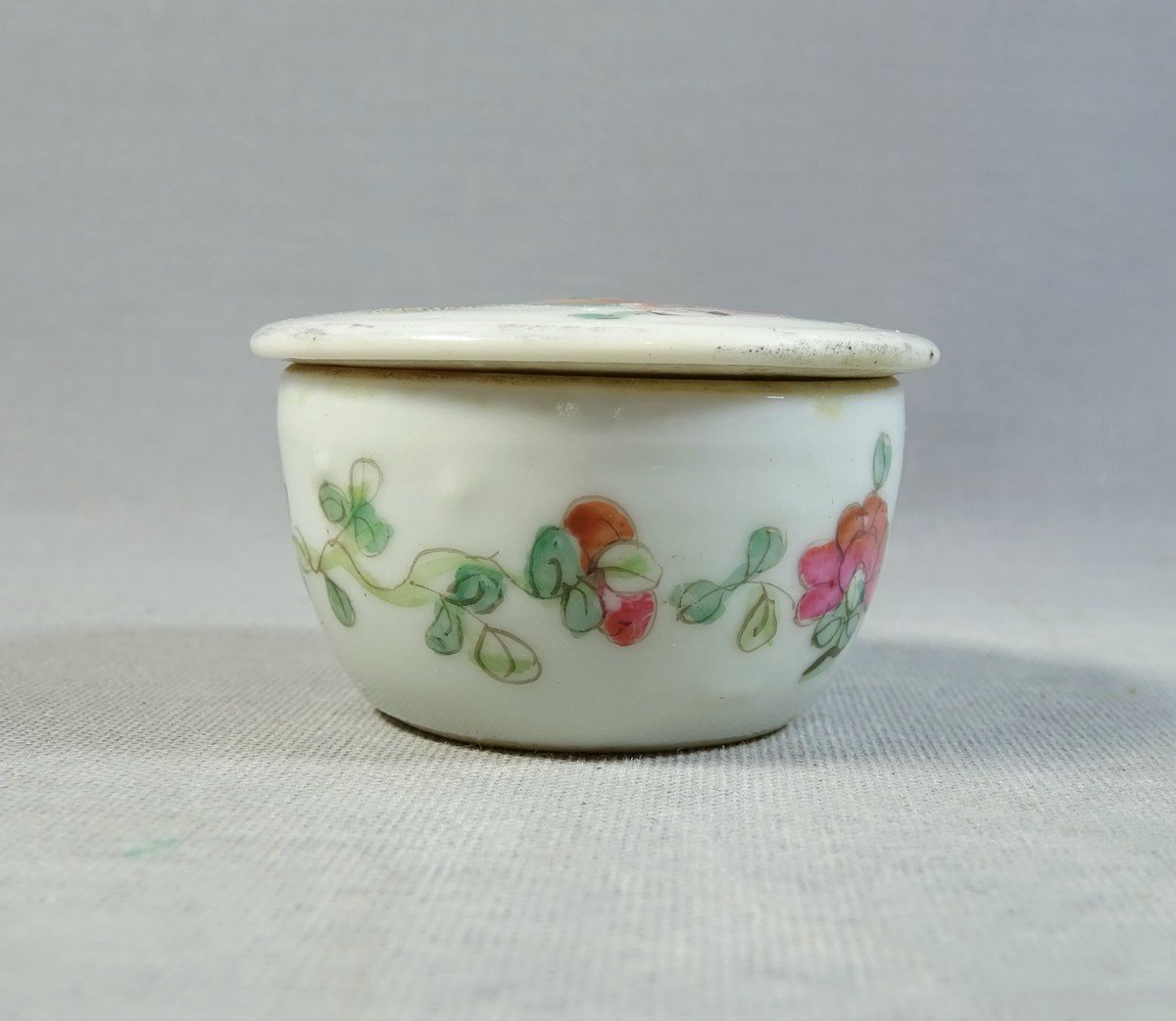 Chine XIXeme Siècle, Petit Pot à Onguents ou à Fard en Porcelaine, Orné de Personnages, Chimère et Guirlande Florale-photo-4