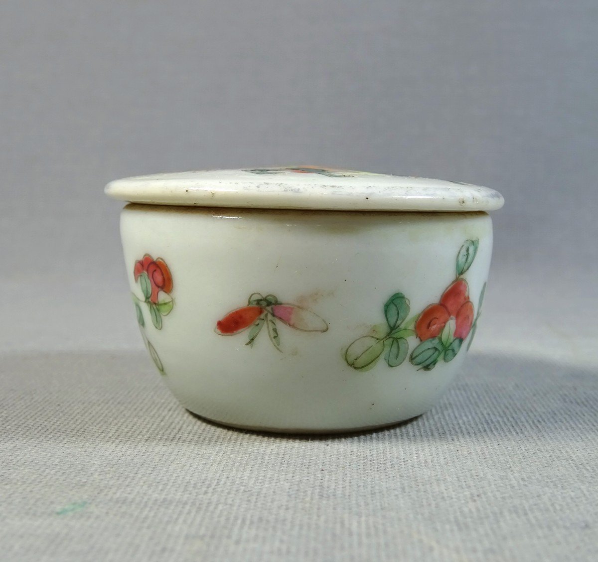 China XIXth Century, Small Porcelain Ointment Or Blush Pot Decorated With Person, Chimera And Flowers-photo-2