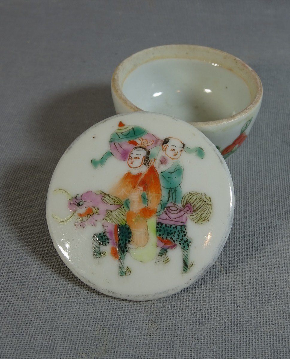 China XIXth Century, Small Porcelain Ointment Or Blush Pot Decorated With Person, Chimera And Flowers-photo-3