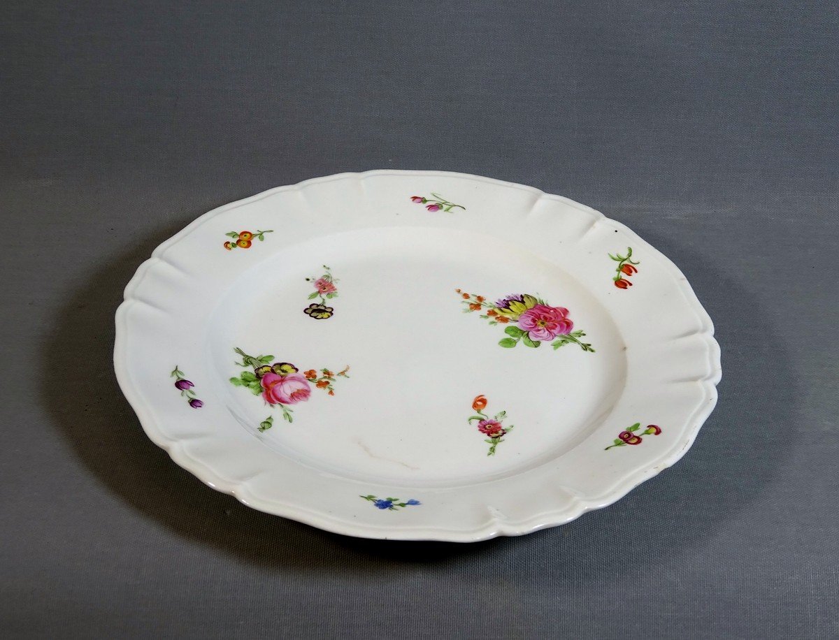 Limoges, Comte d'Artois Manufacture, Beautiful 18th Century Porcelain Plate With Throw Flowers Decor-photo-1