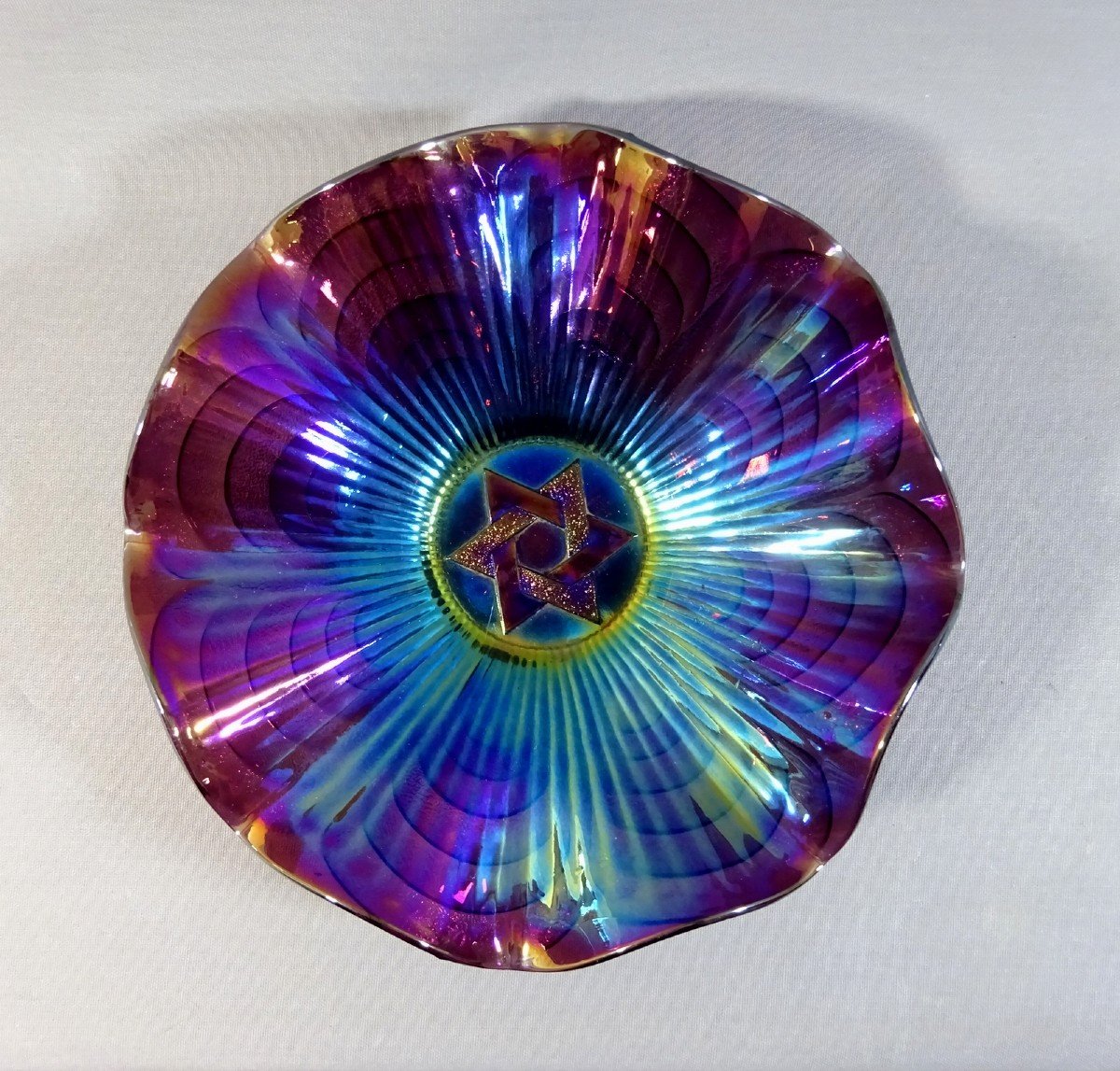 Wave-shaped Cup In Iridescent Glass Or Carnival Glass With Flaming Star Masonic Decor-photo-1